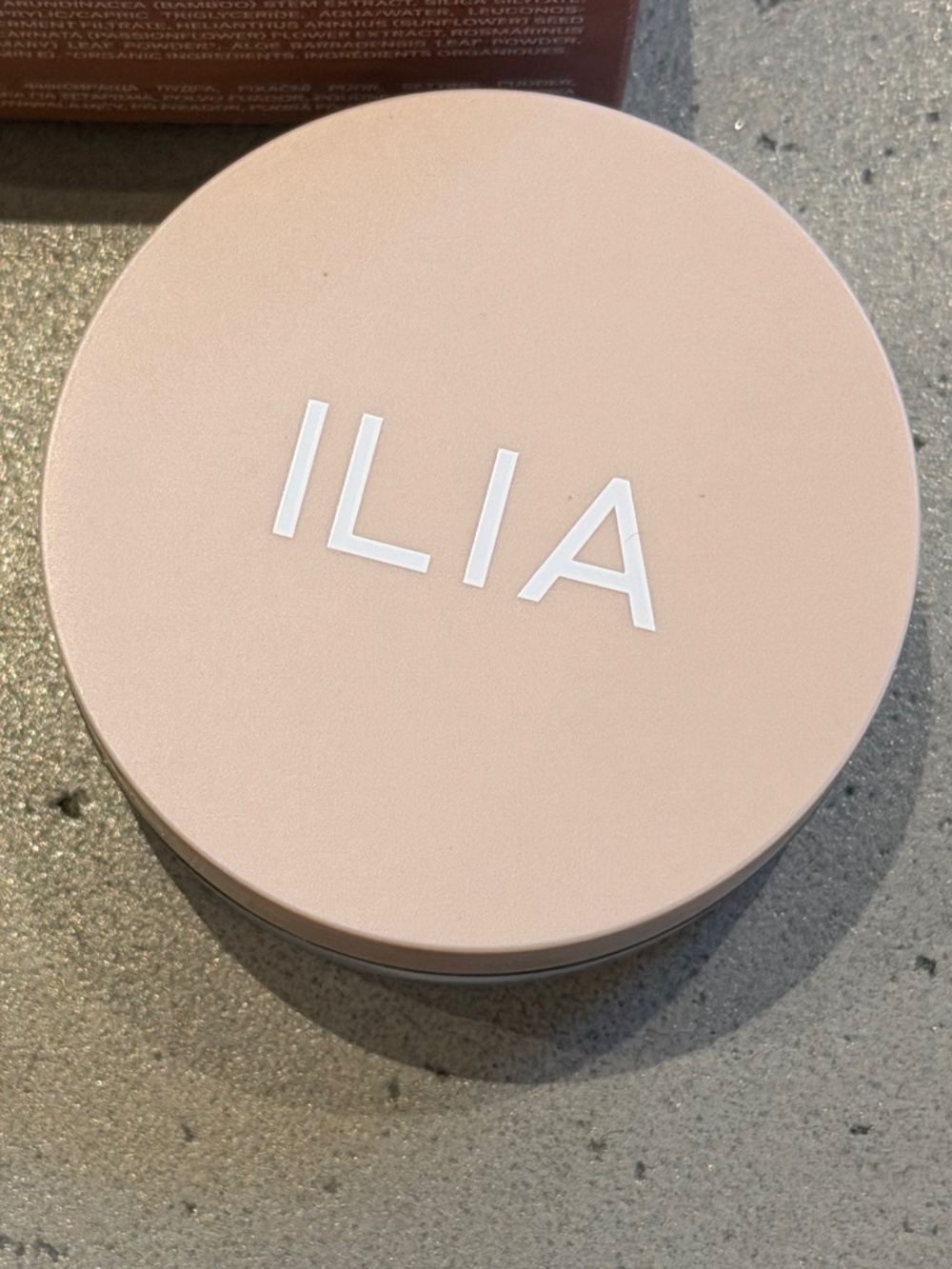 ILIA Soft Focus Setting Powder (Fade Into You) - Picture 3 of 4